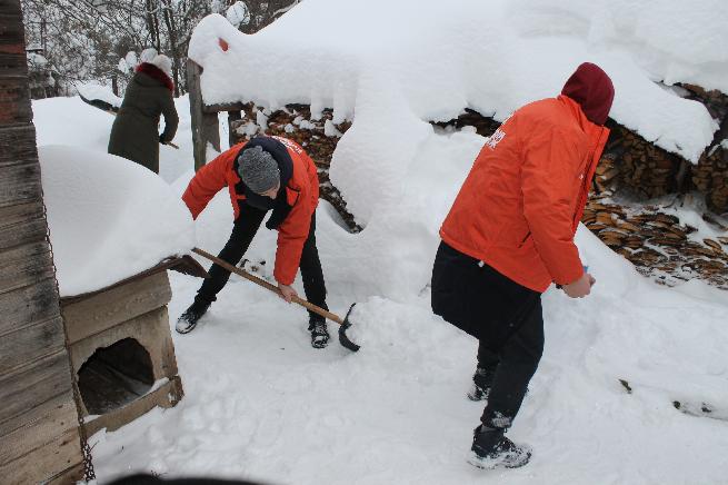 Помощь одиноко проживающим гражданам по уборке придомовой территорий от снега