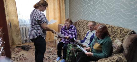 В ОБУСО «Комсомольский ЦСО» ведется активная работа с одинокими пожилыми гражданами и инвалидами