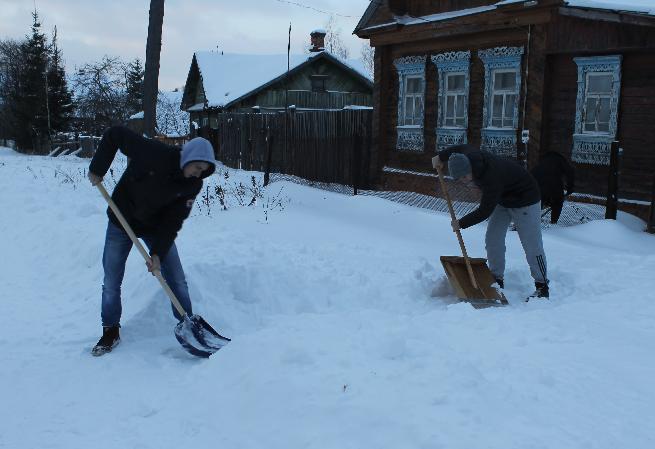 Оказание помощи по уборке придомовой территорий от снега