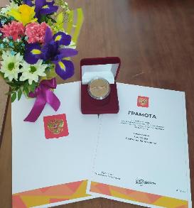 Награждение памятной медалью "За бескорыстный вклад в организацию Общероссийской акции взаимопомощи "#МыВместе"