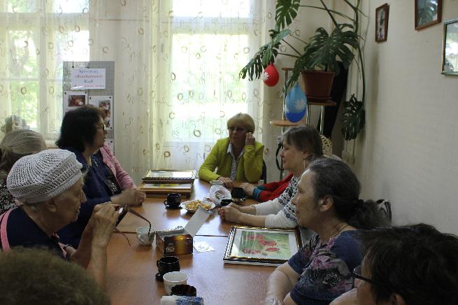 Встреча представителей ИЗОстудии "Палитра" с профессиональным художником Г.В.Фроловой.
