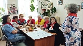 В ОБУСО «Комсомольский ЦСО» для представителей старшего поколения работает изо-студия «Палитра» 