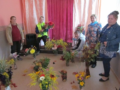 Выставка осеннего букета среди социальных работников и получателей социальных услуг