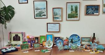 Выставка изо-студии «Палитра» под названием «Рукам-дело, душе-праздник»