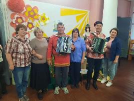 От песен чужих мы устали немножко,  а сердце так просит напевов своих... 